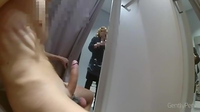 DRESSING ROOM FLASH PART1. La signora non riesce a smettere di guardarmi.