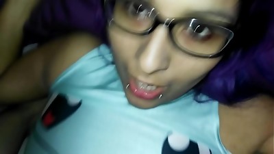 Le meto el dedo en el culo a mi sobrinita