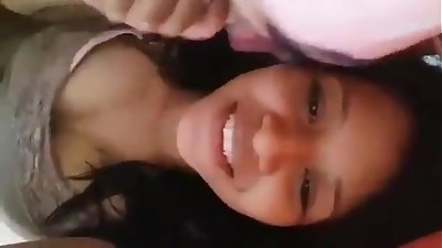 Novinha embaixo do edredom peladinha mostrando a pepeka