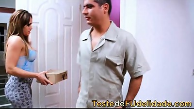 Ninfeta gostosa pagando boquete de quatro