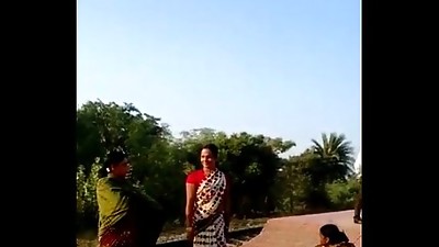 desi village bhabhi saree raise vag flash in public
