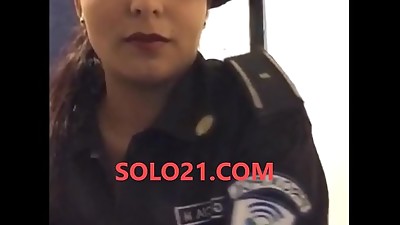 x-POLICIA MEXICANA NIDIA GARCIA SE DESNUDA DESDE SU HOGAR CON UNIFORME POLICIAL