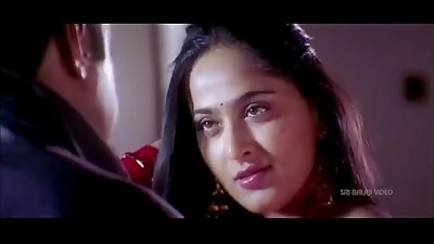 Anushka Shetty steamy Saree Changing &amp_ exposing her assets