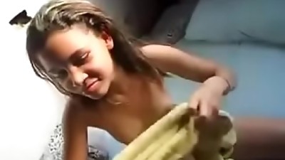 novinha gostosa de 18 aninhos chupando e fudendo quem tem o v&iacute_deo completo chama