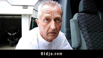 Fortunate grandpa bangs mind-blowing teenage towheaded in a van