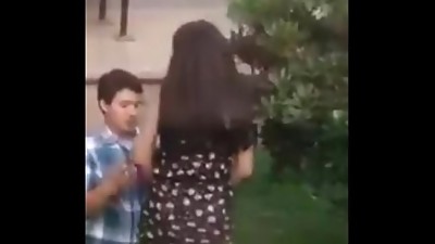 Estudiantes de UACH cojiendo en el patio de la escuela