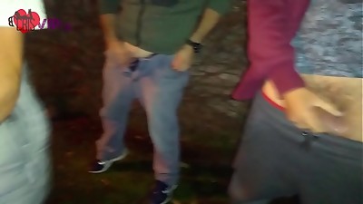 Corno levando a esposa Cristina Cris em seu primeiro Dogging na Mirante da Lapa para ser abusada por desconhecidos, xinga o corno, chupa, e engole leitinho