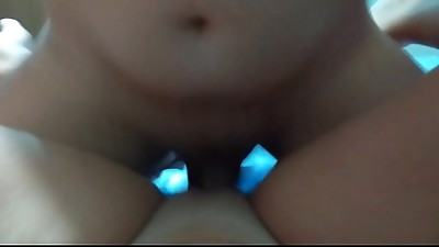 Corno limpando com a boca a buceta da Raquel cheia de porra - www.raquelexibida.net