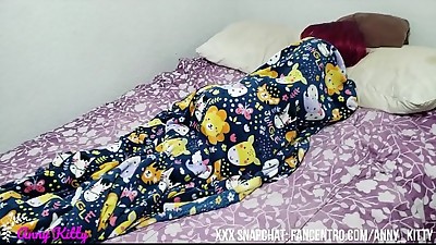 me cojo a mi hermana por el culo y la despierto de dolor