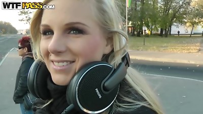Scorching Blondie Stops Bumping To Music For A Scorching Public Pummel