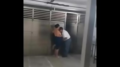 Madura urgida en cuarentena cogiendo con el vigilante del fraccionamiento