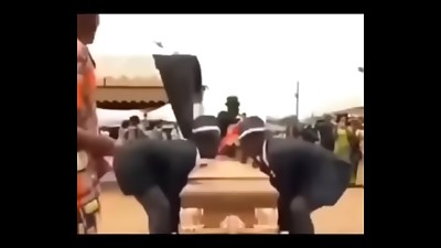 Meme do caixã_o - Algué_m sabe o nome dela? Name? Nombre?