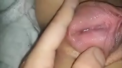 Dedinho no cu gozando pela buceta