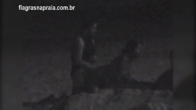 Filmei um casal fazendo sexo na praia a noite. Um seguranç_a botou eles pra correr