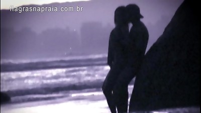 Fim de tarde na praia sempre tem um casal trepando