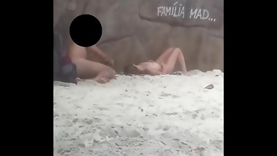 Batendo punheta em frente a casal em praia de nudismo