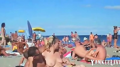Sulla spiaggia la voglia è irrefrenabile