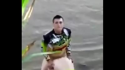 Flagra na beira do rio