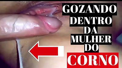COMEDOR DISCRETO GOZANDO NA MULHER DO CORNO: Corno registra tudo dentro do pr&oacute_prio carro.