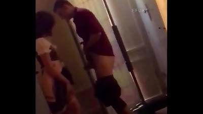 Casal b&ecirc_bado tentando transar na balada