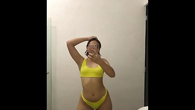 Chica de 22 con piernas y nalgas hermosas en el spa.