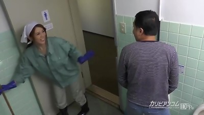 【無】美人掃除婦が小便している パート1 Maki Koizumi