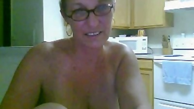 Mature lady masturbates on webcam