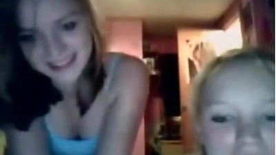 2 Chics On Cam
