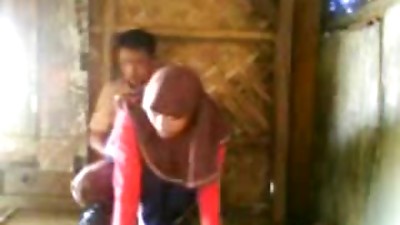 Amateur Arab shows her bottom