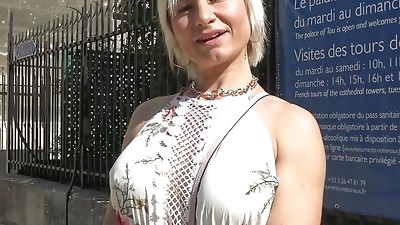 41 years elderly Kim is a super sexy milf who loves sodomy!