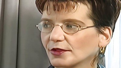 omi steht auf porno auditions und geniesst den grossen faux-cock in ihrer pussy