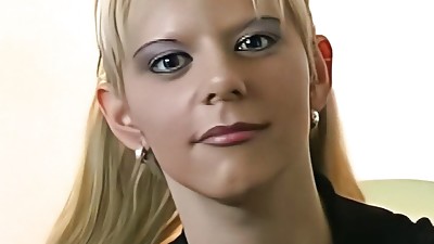 blondine mit grossen titten bekommt es doggy beim casting