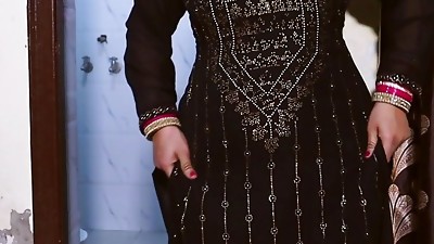 Punjabi Bhabi Ne Bihari Ko Muth (Handjob) Maarte huye Pakda, Moonh Pe baith kar choot chatwaayi,Hindi and Punjabi Audio