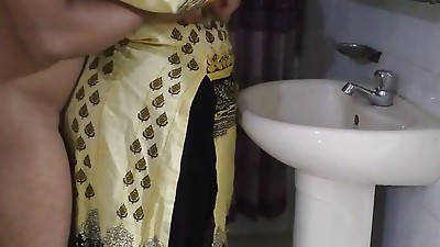 Sexy Pakistani Desi Girl Ayesha Bhabhi Fucked By Her Ex Boyfriend - While Washing Hands In Washroom