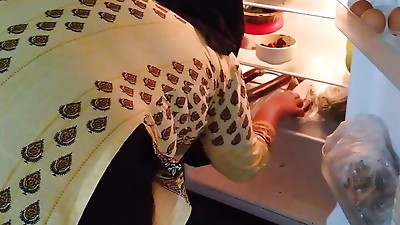 (Indian Hot Maa ke sath Beta Jabardasti chudai) When stepmom opened the fridge, stepson humped & put her in the fridge