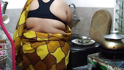 Kitchen Me Saree Pahana Desi Hot Aunty Ki Chudai - (55 Year Senior Tamil Aunty Fucks In The Kitchen)