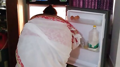 Indian Hot Aunty Open The Fridge - Padose Ladaka Ne aunty ka Sir Dalkar Fridge Ke Andar unakee Chudai Kee