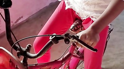 Cycle par baiti hu howdy bhabhi ko devar ne anguish se choda