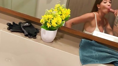 The guy secretly filmed the chick in the gym, approached her and offered to give a blowjob in the toilet