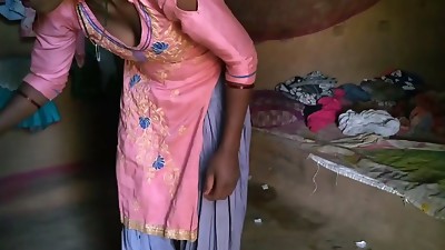 Desi greatest Indian bhabhi ko khana bana rahi usko sabse achi chudai