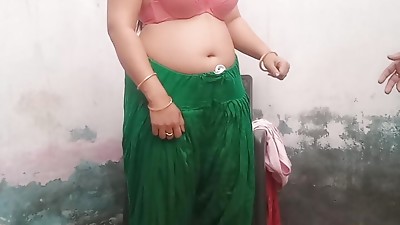 Mammy ko kapde switch karte stepson chori chori dekh raha tha, mammy ne khoob danta aur chudayi karwaayi by Jony Darling