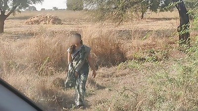 Road par ek ladki pisab kar rahi thi usko car me bula kar thoka